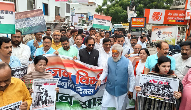 بریلی:”وِبھاجن وِبھیشیکا اِسمرتی دِوَس” کے موقع پر مَون جلوس