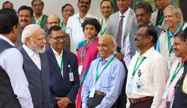 مودی نے اسرو کے سائنسدانوں سے ملاقات کی