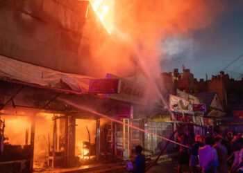 بنگلادیش میں سینکڑوں دکانیں جل گئیں