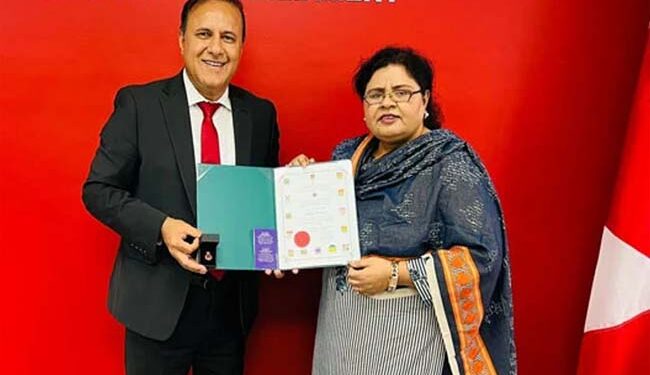 پاکستانی گلوکارہ شازیہ منظور کو کینیڈا میں ملا کوئین الزبتھ ایوارڈ