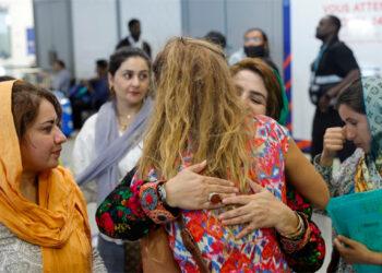 طالبان سے خائف پانچ "آزادخیال افغان خواتین” فرانس پہنچ گئیں