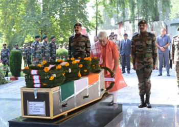 منوج سنہا کا شہید فوجی جوان کوخراج عقیدت