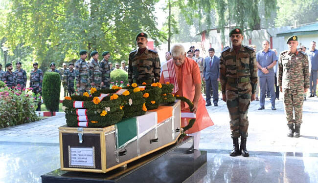 منوج سنہا کا شہید فوجی جوان کوخراج عقیدت