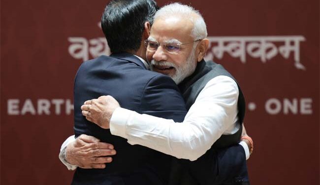 مودی نے سنک کو کچھ یوں گلے لگایا۔۔۔