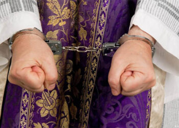 خواتین کو نیم بے ہوش کر کے ان پر جنسی حملوں کی ویڈیوز بنانے والا پادری گرفتار