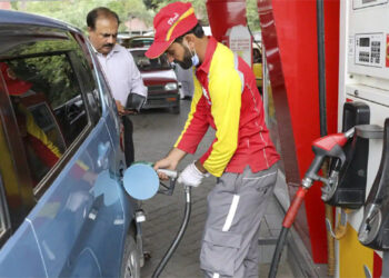 پاکستان: پیٹرول اورڈیزل کی قیمت 300 روپے فی لیٹر سے متجاوز