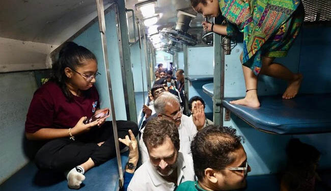 راہل گاندھی کا ٹرین کے سلیپر کوچ میں سفر