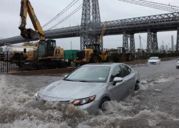 شدید بارش کے سبب نیویارک کی سڑکیں دریا میں تبدیل