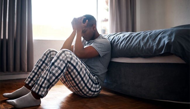 رات کو 5 گھنٹے سے کم نیند ڈپریشن کا خطرہ بڑھا سکتی ہے: تحقیق