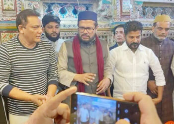 اظہرالدین ودیگرکی درگاہ حضرت نظام الدین ؒپر حاضری