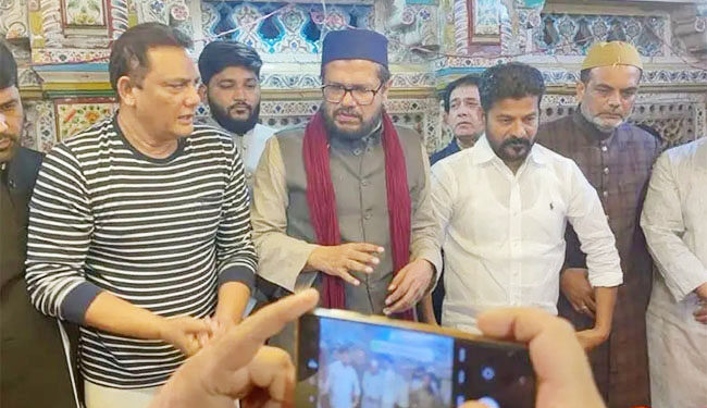 اظہرالدین ودیگرکی درگاہ حضرت نظام الدین ؒپر حاضری