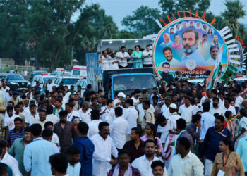 تلنگانہ میں دوسرے دن بھی راہل و پرینکا کی بس یاترا