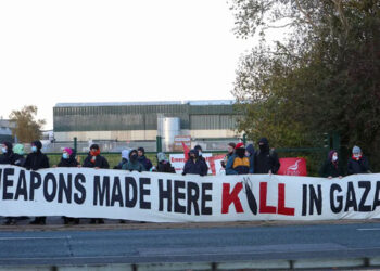 برطانیہ: میں اسرائیل کو اسلحہ سپلائی کرنے والی فیکٹری کے باہر احتجاج