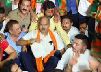 بی جے پی امیدوارنے  مدرسہ میں داخل ہو کر بچائی اپنی  جان