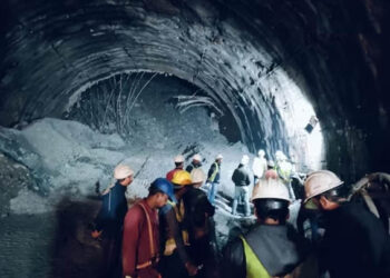 اتراکھنڈ : زیر تعمیر سرنگ میں مٹی کے تودے گرنے سے چالیس مزدور پھنسے