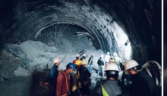 اتراکھنڈ : زیر تعمیر سرنگ میں مٹی کے تودے گرنے سے چالیس مزدور پھنسے