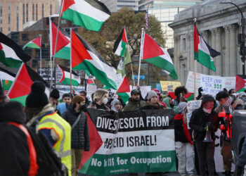 امریکی شہرشگاگو میں فلسطینی پرچم اٹھا کر مظاہرین کا جوبائیڈن کیخلاف احتجاج