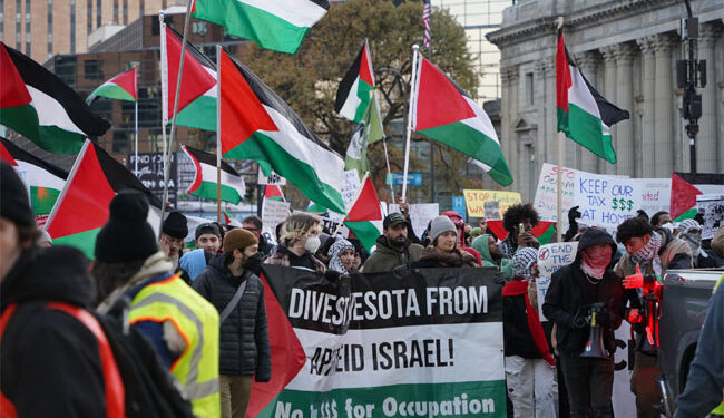 امریکی شہرشگاگو میں فلسطینی پرچم اٹھا کر مظاہرین کا جوبائیڈن کیخلاف احتجاج