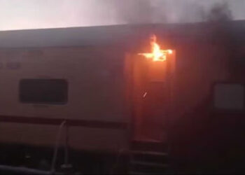 ویشالی ایکسپریس میں آگ لگی، 19 زخمی