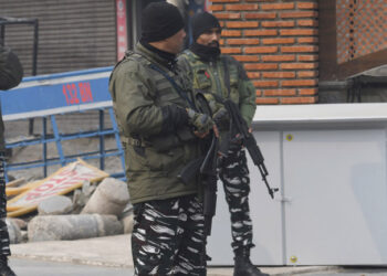 کشمیر میں سیکورٹی کے فقیدالمثال انتظامات کے بیچ معمولات زندگی رواں دواں