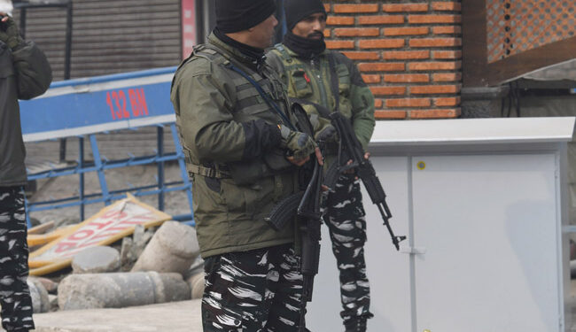 کشمیر میں سیکورٹی کے فقیدالمثال انتظامات کے بیچ معمولات زندگی رواں دواں