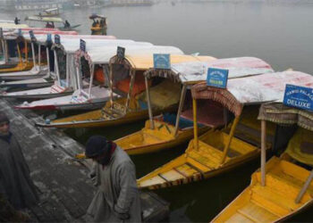 کشمیرمیں سردی کی شدت مزید بڑھی،  ڈل جھیل کے کنارے منجمد