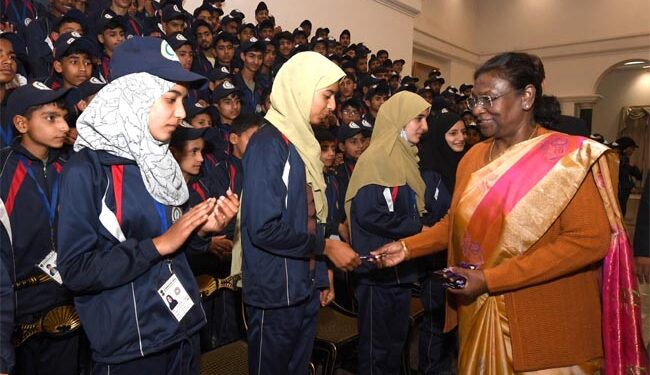 کشمیری نوجوانوں کے وفد کی صدرجمہوریہ سے ملاقات