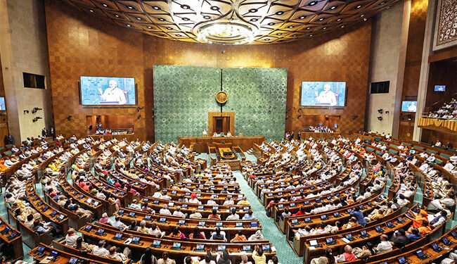 ہنگامہ کرنے پر 14 اپوزیشن ارکان لوک سبھا سے سرمائی اجلاس کی بقیہ مدت کیلئے معطل