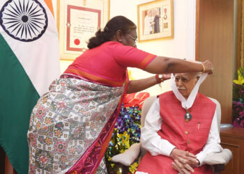 صدرجمہوریہ نے اڈوانی کو ان کی رہائش گاہ پر بھارت رتن سے نوازا