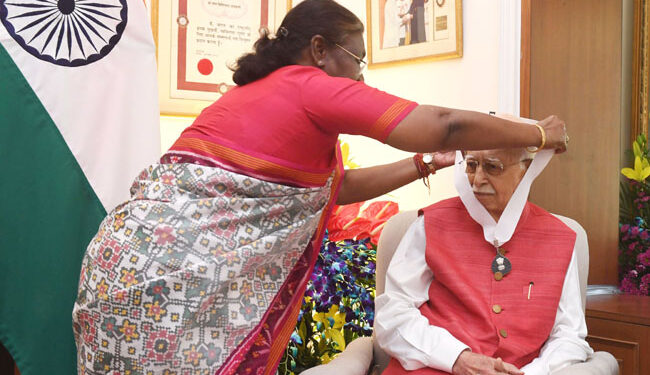 صدرجمہوریہ نے اڈوانی کو ان کی رہائش گاہ پر بھارت رتن سے نوازا