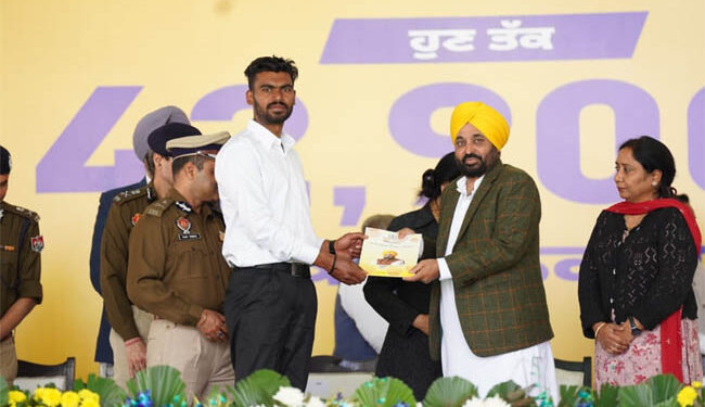 بھگونت مان کے ہاتھوں 2487 نوجوانوں کو تقرری نامے تقسیم