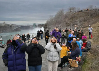 امریکہ ، میکسیکواور کنیڈا میں مکمل سورج گرہن کا لوگوں نے کیا مشاہدہ