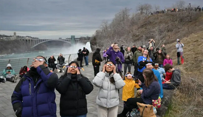 امریکہ ، میکسیکواور کنیڈا میں مکمل سورج گرہن کا لوگوں نے کیا مشاہدہ