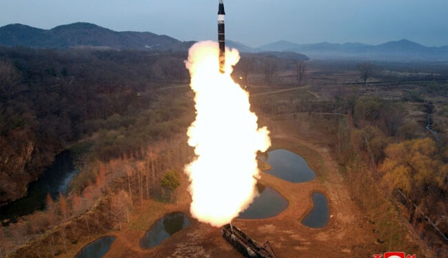 شمالی کوریا نے مشرقی سمندر کی طرف کئی میزائل داغے