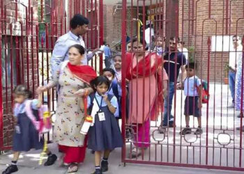 دہلی میں جو اسکول شدت کی گرمی میں بھی کھلے ہیں انہیں فوراًبند کرنے کی ہدایت