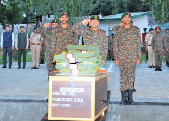 کپوارہ میں جاں بحق جوان کوفوجی سربراہ کا خراج عقیدت