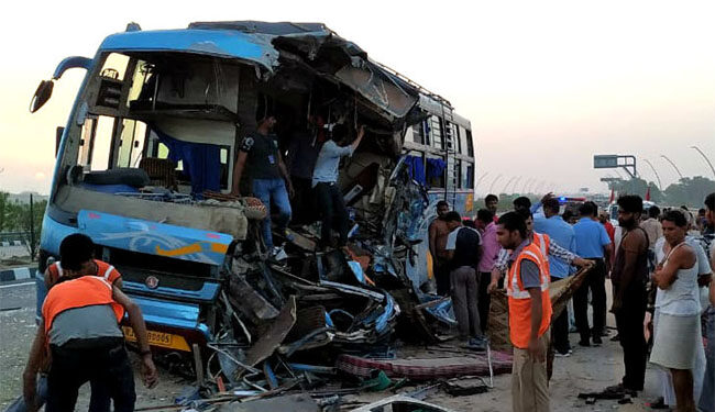 بہار سے دہلی آرہی بس کی ٹینکرسے ٹکر،18ہلاک