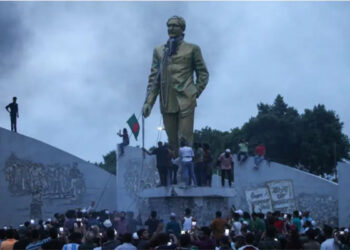 بنگلہ دیش میں مظاہرین نے شیخ مجیب الرحمان کے مجسمے توڑ دیے