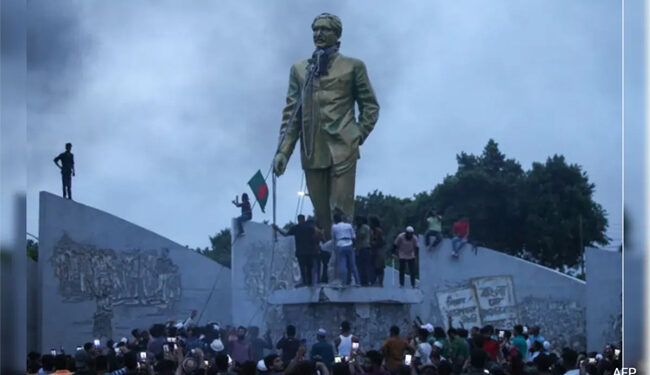 بنگلہ دیش میں مظاہرین نے شیخ مجیب الرحمان کے مجسمے توڑ دیے