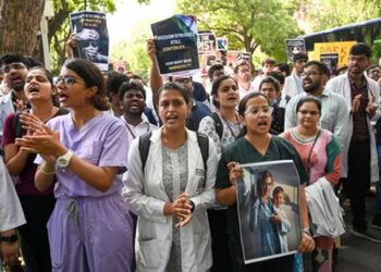 کولکاتہ میں لیڈی ڈاکٹر کے ریپ اور قتل کیخلاف ملک بھر کے  ڈاکٹروں کا احتجاج