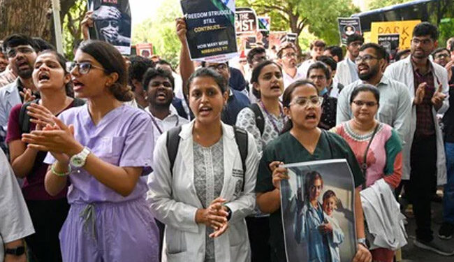 کولکاتہ میں لیڈی ڈاکٹر کے ریپ اور قتل کیخلاف ملک بھر کے  ڈاکٹروں کا احتجاج