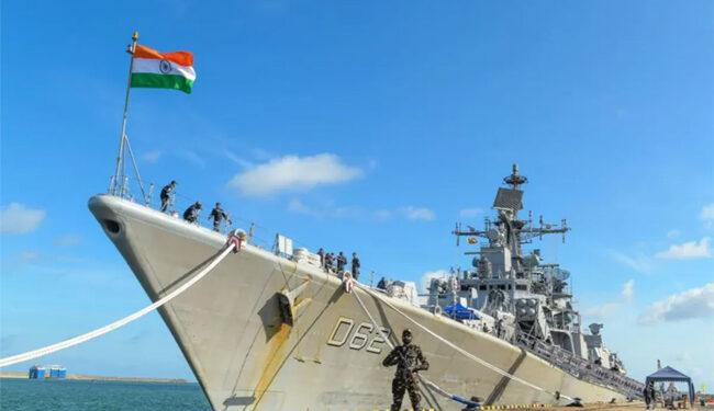 ہندوستانی بحریہ کا جنگی جہاز آئی این ایس ممبئی سری لنکا پہنچا
