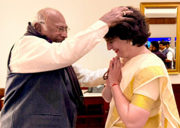 پرینکا کے سرپر کھرگے نے رکھا ہاتھ