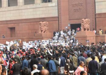 پارلیمنٹ ہاؤس کے مکردوار کی سیڑھیوں  پر”مارپیٹ”