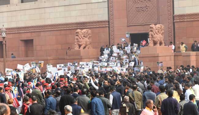 پارلیمنٹ ہاؤس کے مکردوار کی سیڑھیوں  پر”مارپیٹ”