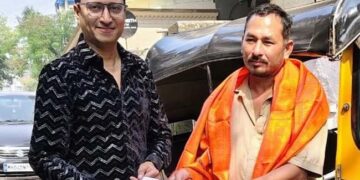 سیف کو اسپتال پہنچانے والے  آٹو ڈرائیور کو ملا انعام