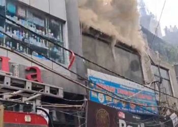 صدر بازار میں آگ لگی، لاکھوں کا سامان جل کر راکھ